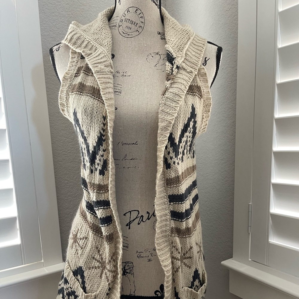 Women’s sleeveless hooded sweater.